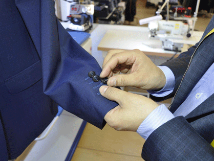 Schneider mäht einen Anzugsärmel