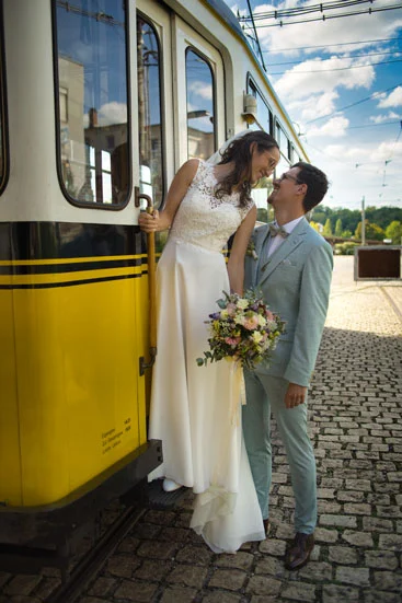 Glückliches Brautpaar an historischer Strassenbahn im Strassenbahnmuseum in Strassburg