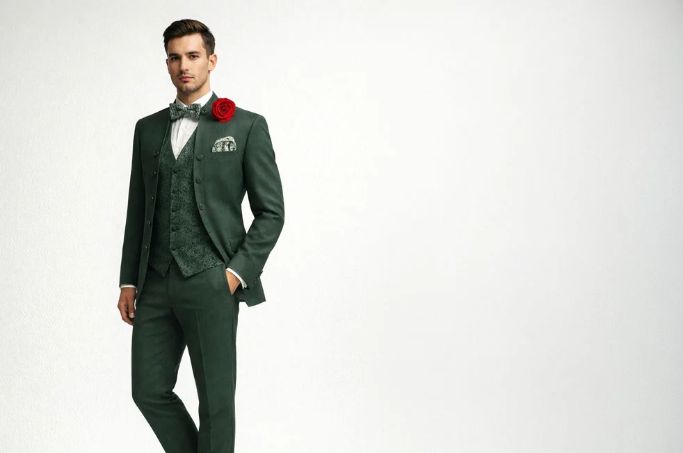 Bräutigam im stilvollen Hochzeitsanzug mit Weste und Fliege